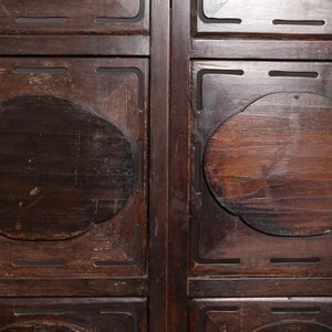 Een Chinees houten kamerscherm met famille rose 'Romance van de Westelijke Kamer' plaquettes, Republiek — foto 19