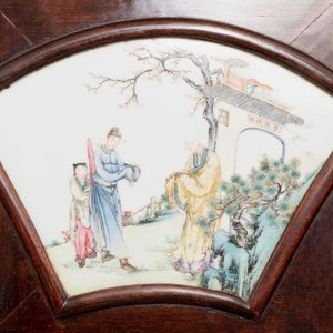 Een Chinees houten kamerscherm met famille rose 'Romance van de Westelijke Kamer' plaquettes, Republiek — foto 2