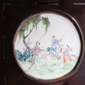 Een Chinees houten kamerscherm met famille rose 'Romance van de Westelijke Kamer' plaquettes, Republiek — foto 36