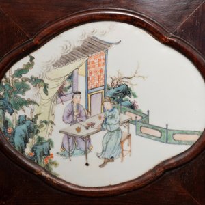 Een Chinees houten kamerscherm met famille rose 'Romance van de Westelijke Kamer' plaquettes, Republiek — foto 5
