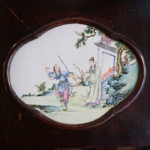 Een Chinees houten kamerscherm met famille rose 'Romance van de Westelijke Kamer' plaquettes, Republiek — foto 21