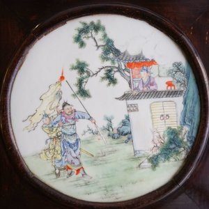 Een Chinees houten kamerscherm met famille rose 'Romance van de Westelijke Kamer' plaquettes, Republiek — foto 22