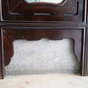 Een Chinees houten kamerscherm met famille rose 'Romance van de Westelijke Kamer' plaquettes, Republiek — foto 24