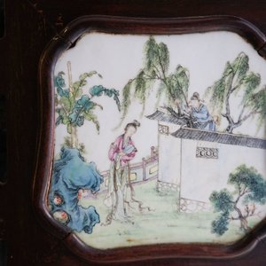 Een Chinees houten kamerscherm met famille rose 'Romance van de Westelijke Kamer' plaquettes, Republiek — foto 28