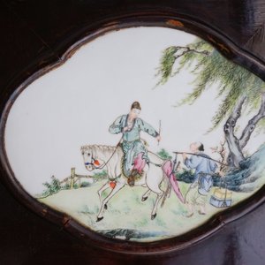 Een Chinees houten kamerscherm met famille rose 'Romance van de Westelijke Kamer' plaquettes, Republiek — foto 31