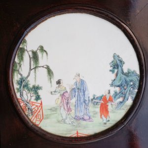Een Chinees houten kamerscherm met famille rose 'Romance van de Westelijke Kamer' plaquettes, Republiek — foto 32