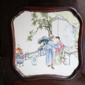 Een Chinees houten kamerscherm met famille rose 'Romance van de Westelijke Kamer' plaquettes, Republiek — foto 33
