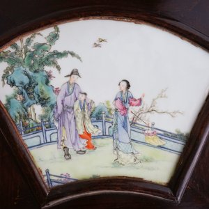 Een Chinees houten kamerscherm met famille rose 'Romance van de Westelijke Kamer' plaquettes, Republiek — foto 34