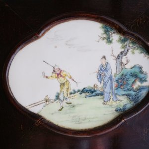 Een Chinees houten kamerscherm met famille rose 'Romance van de Westelijke Kamer' plaquettes, Republiek — foto 35