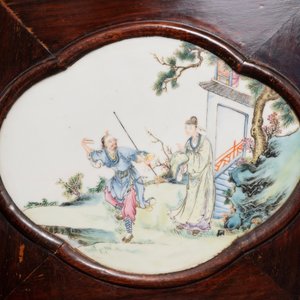 Een Chinees houten kamerscherm met famille rose 'Romance van de Westelijke Kamer' plaquettes, Republiek — foto 4