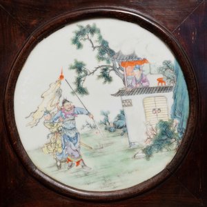 Een Chinees houten kamerscherm met famille rose 'Romance van de Westelijke Kamer' plaquettes, Republiek — foto 6