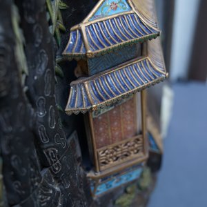 Een Chinees houten lakwerk paneel met oplegwerk van cloisonné, ivoor en jade, 18e eeuw — foto 13