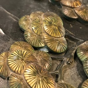 Een Chinees houten lakwerk paneel met oplegwerk van cloisonné, ivoor en jade, 18e eeuw — foto 15