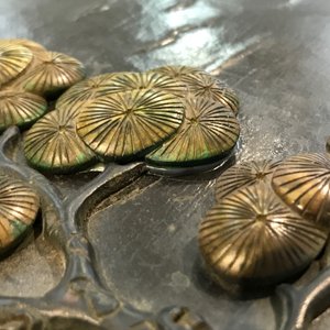 Een Chinees houten lakwerk paneel met oplegwerk van cloisonné, ivoor en jade, 18e eeuw — foto 16