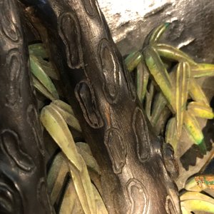 Een Chinees houten lakwerk paneel met oplegwerk van cloisonné, ivoor en jade, 18e eeuw — foto 27