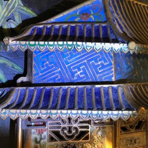 Een Chinees houten lakwerk paneel met oplegwerk van cloisonné, ivoor en jade, 18e eeuw — foto 32