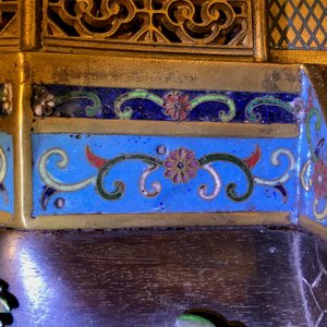 Een Chinees houten lakwerk paneel met oplegwerk van cloisonné, ivoor en jade, 18e eeuw — foto 41