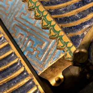 Een Chinees houten lakwerk paneel met oplegwerk van cloisonné, ivoor en jade, 18e eeuw — foto 79