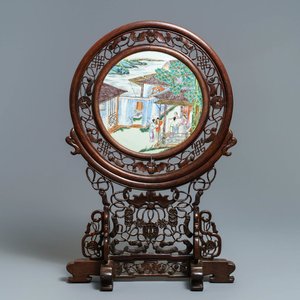 Een Chinees houten scherm met famille rose plaquette, 19/20e eeuw — foto 1