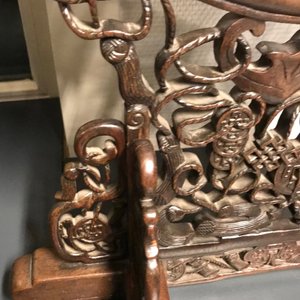 Een Chinees houten scherm met famille rose plaquette, 19/20e eeuw — foto 13