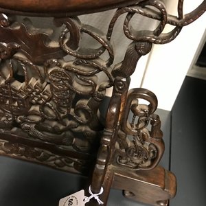 Een Chinees houten scherm met famille rose plaquette, 19/20e eeuw — foto 14
