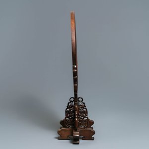 Een Chinees houten scherm met famille rose plaquette, 19/20e eeuw — foto 2