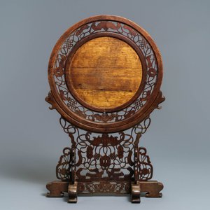 Een Chinees houten scherm met famille rose plaquette, 19/20e eeuw — foto 3