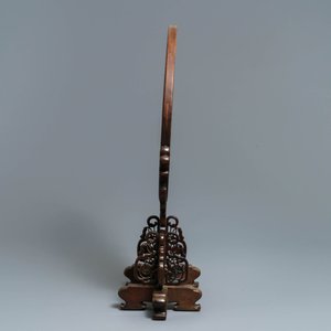 Een Chinees houten scherm met famille rose plaquette, 19/20e eeuw — foto 4