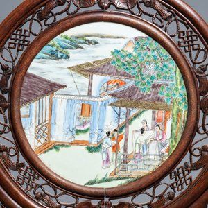Een Chinees houten scherm met famille rose plaquette, 19/20e eeuw — foto 5