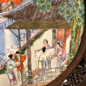 Een Chinees houten scherm met famille rose plaquette, 19/20e eeuw — foto 9