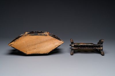 Een Chinees houten tafelscherm met edelstenen en een altaarstuk of 'chanab' voor de Straits of Peranakan markt, 19/20e eeuw — foto 3