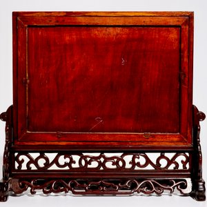 Een Chinees houten tafelscherm met famille rose plaquette, 20e eeuw — foto 2