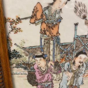 Een Chinees houten tafelscherm met qianjiang cai plaquette, 19e eeuw — foto 15