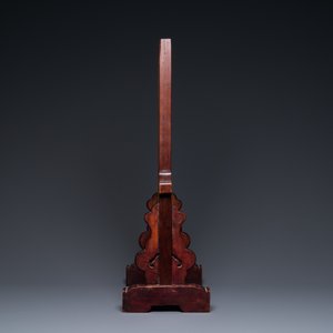 Een Chinees houten tafelscherm met qianjiang cai plaquette, 19e eeuw — foto 3