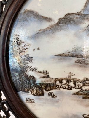 Een Chinees houten tafelscherm met qianjiang cai plaquette, gesigneerd Wang Yeting 汪野亭, gedateerd 1924 — foto 4