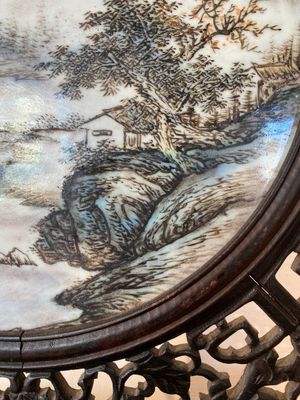 Een Chinees houten tafelscherm met qianjiang cai plaquette, gesigneerd Wang Yeting 汪野亭, gedateerd 1924 — foto 5