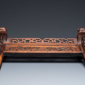 Een Chinees houten tafelscherm met qianjiang cai plaquette, gesigneerd Wang Yeting 汪野亭, gedateerd 1924 — foto 6