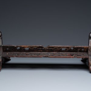 Een Chinees houten tafelscherm met qianjiang cai plaquette, gesigneerd Wang Yeting 汪野亭, gedateerd 1924 — foto 7