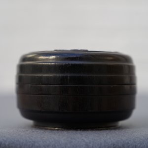 Een Chinees houten zegelwasdoosje met inlegwerk en inscriptie, 18/19e eeuw — foto 22