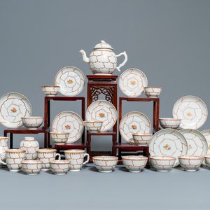 Een Chinees ijzerrood en verguld 30-delig theeservies met een vlinder, Qianlong — foto 1