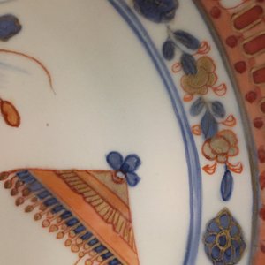 Een Chinees Imari bord naar Cornelis Pronk: "De Parasoldames" en een Meissen-stijl bord met jachtscène, Qianlong — foto 3