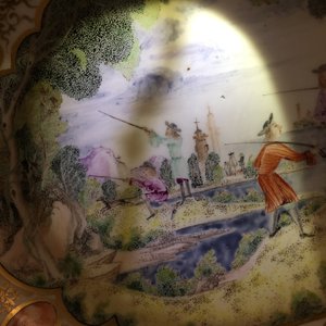 Een Chinees Imari bord naar Cornelis Pronk: "De Parasoldames" en een Meissen-stijl bord met jachtscène, Qianlong — foto 7