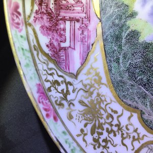 Een Chinees Imari bord naar Cornelis Pronk: "De Parasoldames" en een Meissen-stijl bord met jachtscène, Qianlong — foto 10