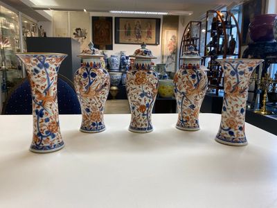Een Chinees Imari-stijl kaststel van vijf vazen met feniksen, Kangxi/Yongzheng — foto 1