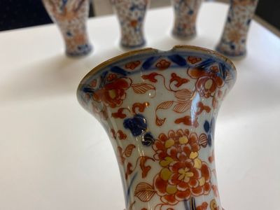 Een Chinees Imari-stijl kaststel van vijf vazen met feniksen, Kangxi/Yongzheng — foto 3