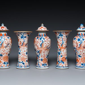 Een Chinees Imari-stijl kaststel van vijf vazen met feniksen, Kangxi/Yongzheng — foto 1