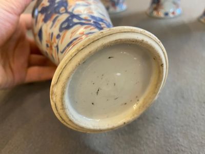 Een Chinees Imari-stijl kaststel van zes vazen met floraal decor, Kangxi — foto 4