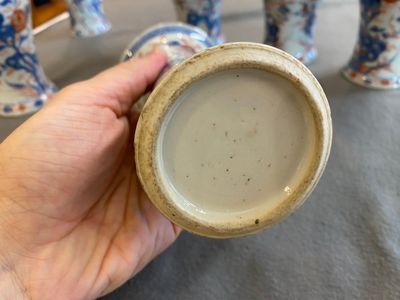Een Chinees Imari-stijl kaststel van zes vazen met floraal decor, Kangxi — foto 7