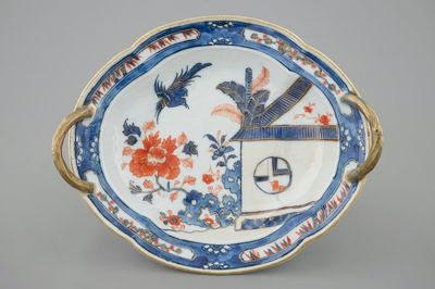 Een Chinees Imari stijl présentoir met twee handvaatjes, Qianlong, 18e eeuw