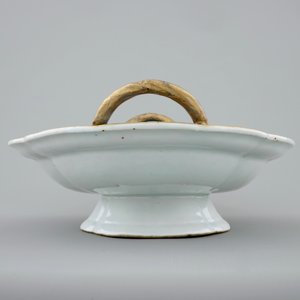 Een Chinees Imari stijl présentoir met twee handvaatjes, Qianlong, 18e eeuw — foto 6